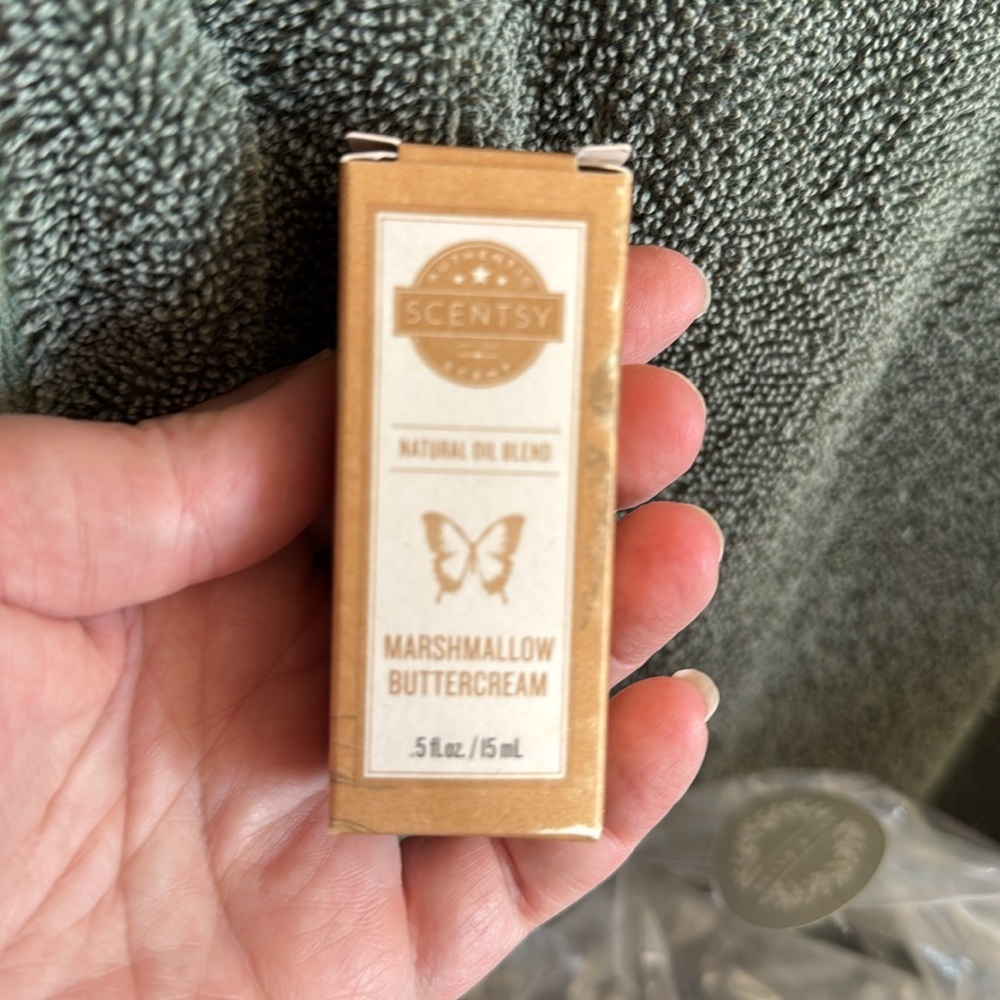 NIB Scentsy Marshmallow Buttercream Scent Oil .5 Fl Oz - Picture 2 of 3